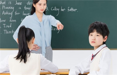 13歲女孩叛逆期不上學該怎么辦
