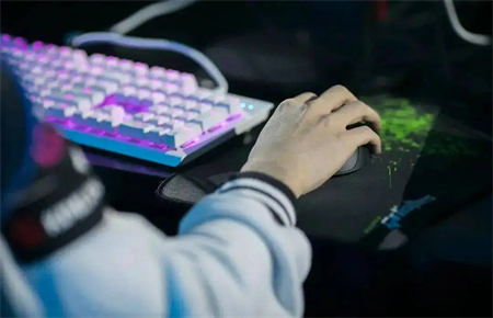 對于迷戀網絡的孩子應如何應對